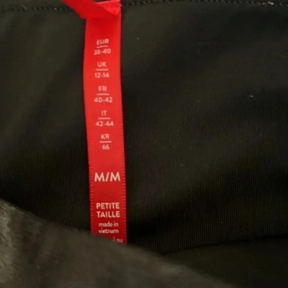 Spanx faux leather black leggings size Medium Petite - Picture 5 of 5